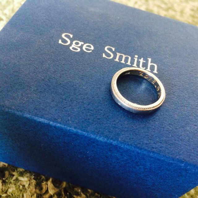 【Sge Smith(シゲスミス)の口コミ】 この指輪に決めた一番の理由は、刻印を自分たちで入れることができたから…