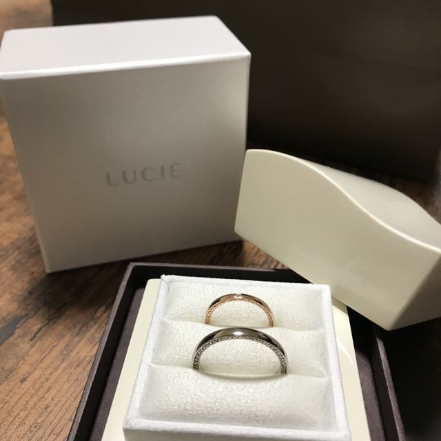 【LUCIE(ルシエ)の口コミ】 一見シンプルなデザインに見えるけど指輪の縁に模様が入っていて派手過ぎ…