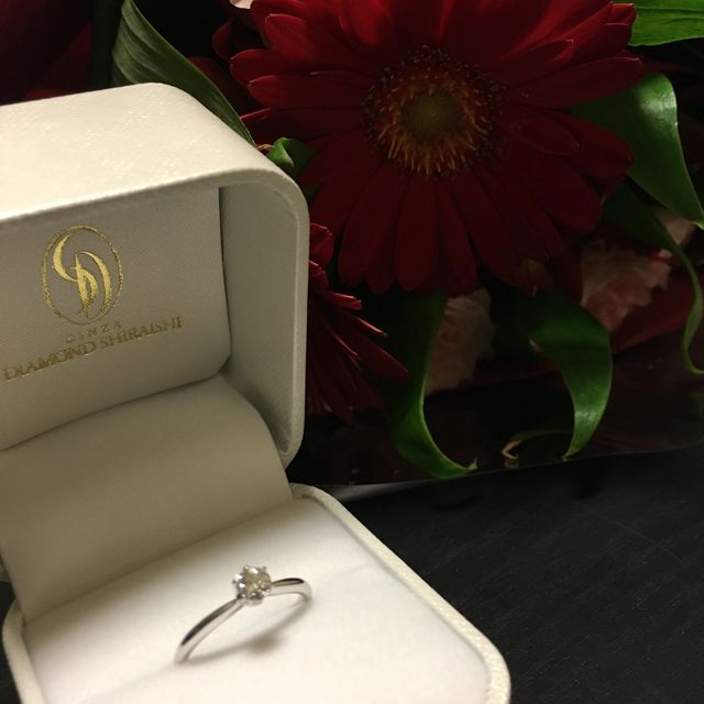 【銀座ダイヤモンドシライシの口コミ】 主人がサプライズで買ってきてくれました。
プロポーズリングで、わたしの…