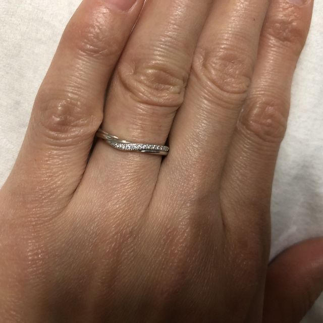 【銀座ダイヤモンドシライシの口コミ】 自分の指に合うデザインを形からスタッフの方と一緒に決めていき1番馴染ん…