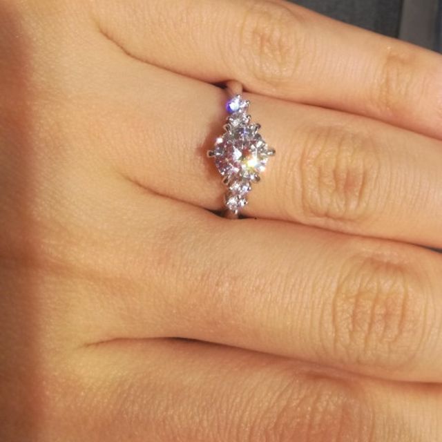 【VENUS TEARS(ヴィーナスティアーズ)の口コミ】 大きなダイヤモンドであり輝きや存在感が抜群ですね。シンプルな婚約指輪…