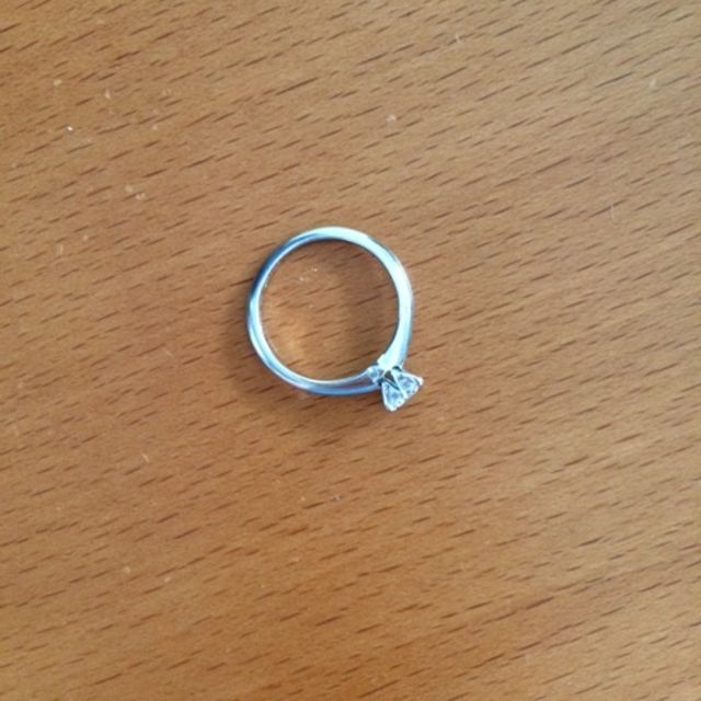 【ティファニー(Tiffany & Co.)の口コミ】 日本で何店舗か見比べましたが、当初決めていた、一粒ダイヤモンドのシン…