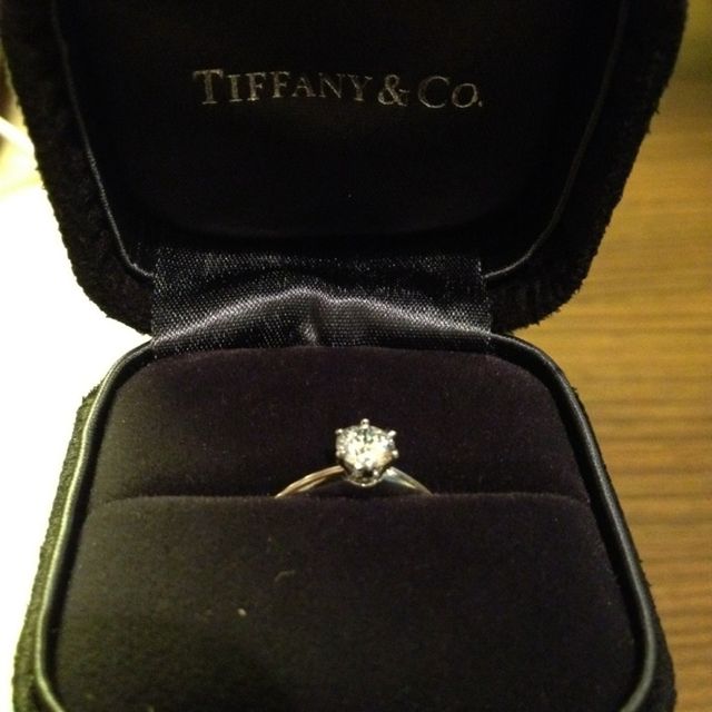 【ティファニー(Tiffany & Co.)の口コミ】 日本で何店舗か見比べましたが、当初決めていた、一粒ダイヤモンドのシン…