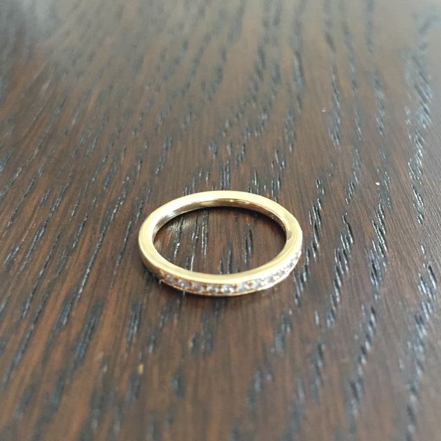 【4℃ BRIDAL(ヨンドシーブライダル)の口コミ】 婚約指輪も今後ずっとつけていられるデザインがよかったので、ファッショ…