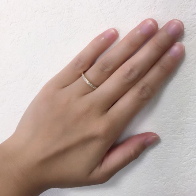 【4℃ BRIDAL(ヨンドシーブライダル)の口コミ】 婚約指輪も今後ずっとつけていられるデザインがよかったので、ファッショ…