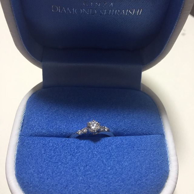 【銀座ダイヤモンドシライシの口コミ】 ひとつダイヤではなく周りに小さなダイヤモンドも付いており、デザインが…