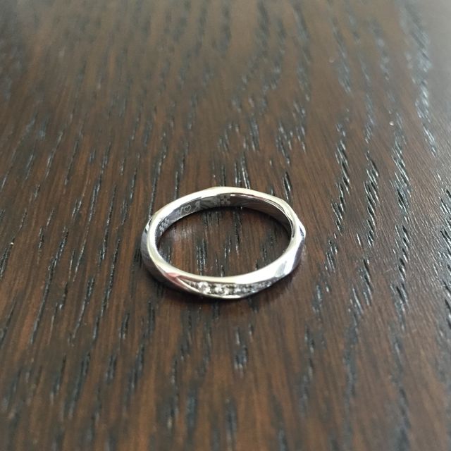 【アイプリモ(I-PRIMO)の口コミ】 婚約指輪と重ね付けをする予定だったので合うものを選びました。重ね付け…