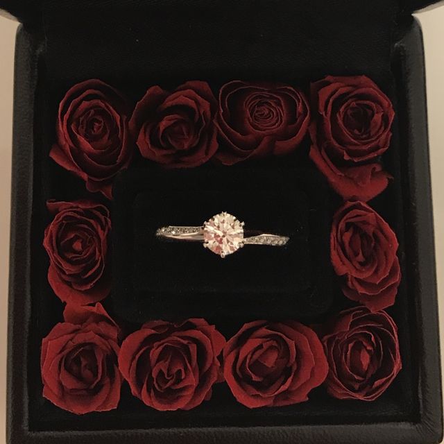 【エクセルコダイヤモンド(EXELCO DIAMOND)の口コミ】 ダイヤモンドがゴージャスでとても華やかな印象のある指輪ですが、手が小…