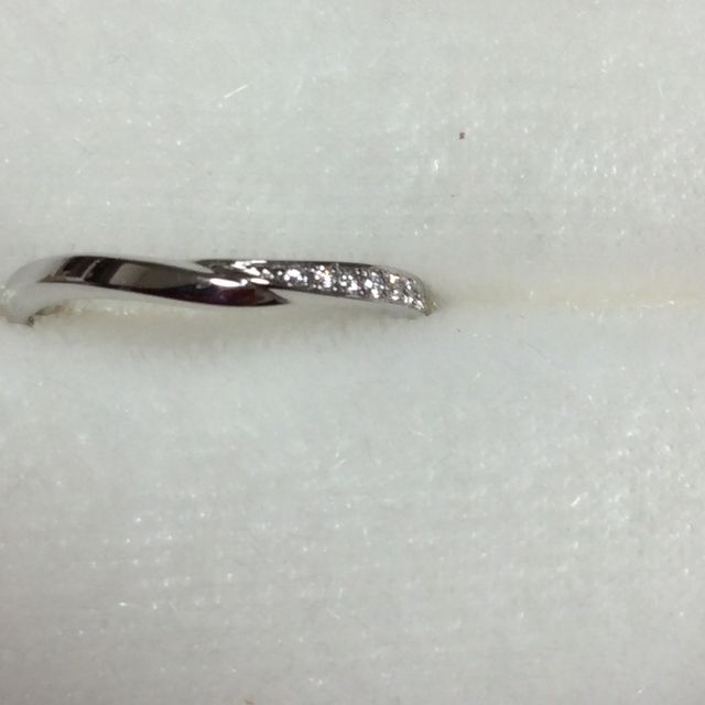 【俄(にわか)の口コミ】 もともとシンプルなデザインを探していましたが曲線があり指が細く綺麗に…