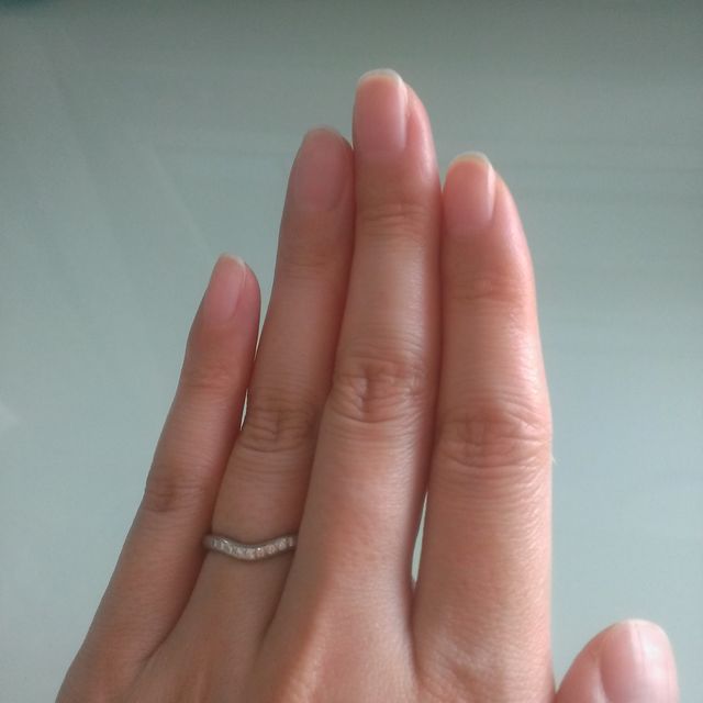【ティファニー(Tiffany & Co.)の口コミ】 指輪の真ん中がカーブしているデザインは指が長く見えると思った。ダイヤ…