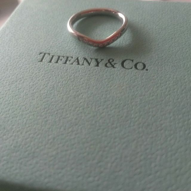 【ティファニー(Tiffany & Co.)の口コミ】 指輪の真ん中がカーブしているデザインは指が長く見えると思った。ダイヤ…