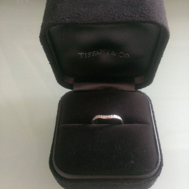 【ティファニー(Tiffany & Co.)の口コミ】 指輪の真ん中がカーブしているデザインは指が長く見えると思った。ダイヤ…