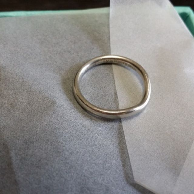 【ティファニー(Tiffany & Co.)の口コミ】 見た目の丸いフォルムからも女性らしさを感じられます。リング自体にも丸…