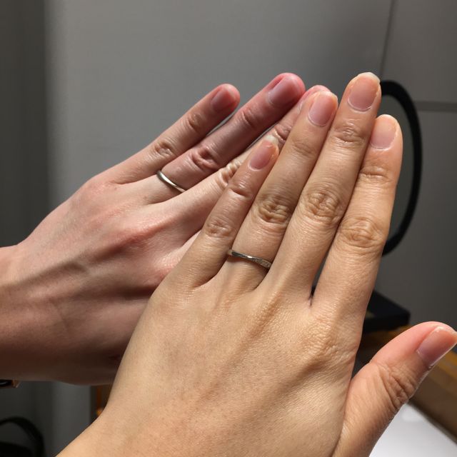 【銀座ダイヤモンドシライシの口コミ】 彼はウェーブ状、私はストレートの指輪が良かったのですが、つける角度に…