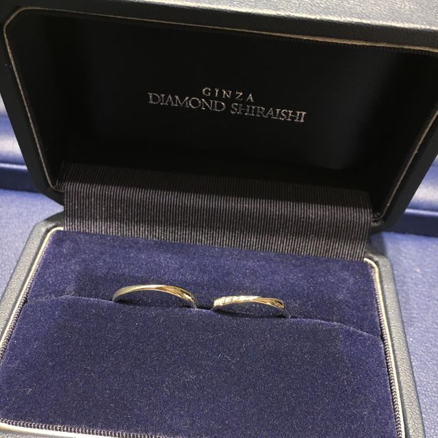 【銀座ダイヤモンドシライシの口コミ】 彼はウェーブ状、私はストレートの指輪が良かったのですが、つける角度に…