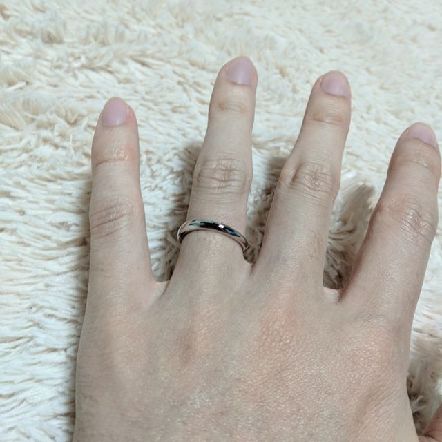 【銀座ダイヤモンドシライシの口コミ】 シンプルな結婚指輪を探していました。宝石無しのものでも、様々な形の指…