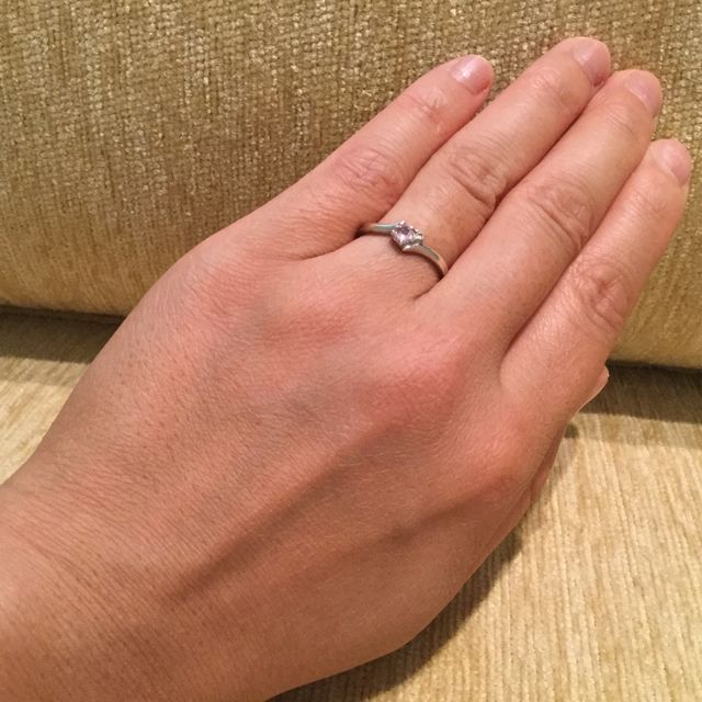 【4℃ BRIDAL(ヨンドシーブライダル)の口コミ】 元々婚約指輪は購入予定はなかったのですが、形だけでも買ってあげたいと…