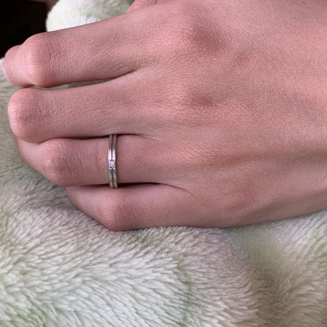 【4℃ BRIDAL(ヨンドシーブライダル)の口コミ】 シンプルが良くて探しました。でもダイヤが付いてないのも寂しいし、だか…