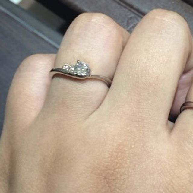【アイプリモ(I-PRIMO)の口コミ】 流れるようなデザインで、指が細く見える気がしました。他ブランドの指輪…