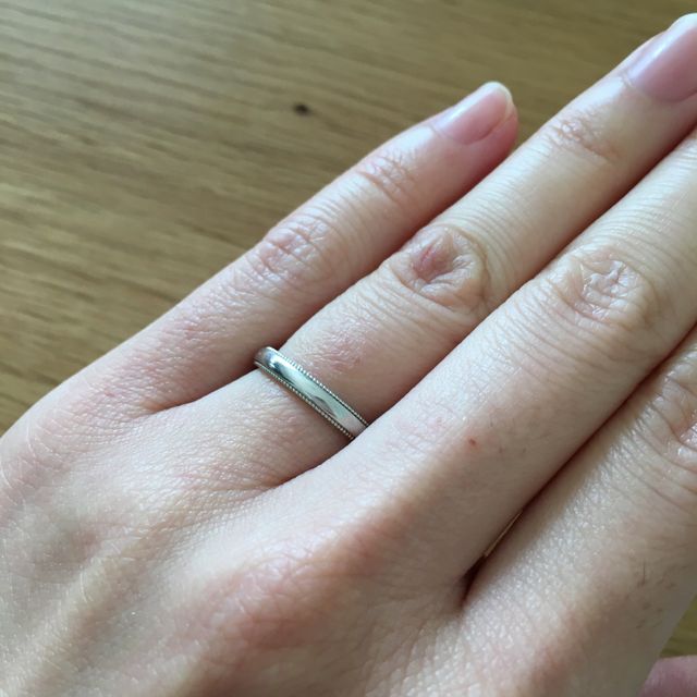 【銀座ダイヤモンドシライシの口コミ】 結婚指輪のいろいろなデザインを見る中で、シンプルな中にもさりげないデ…