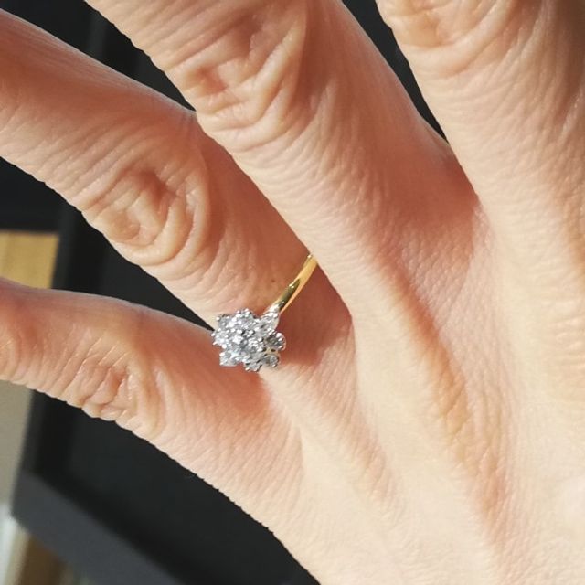 【GALA JEWELRY(ガラジュエリー)の口コミ】 花をイメージした華やかなデザインであり、キラキラと輝いていてきれいで…