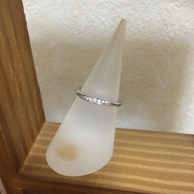 【canal4℃(カナルヨンドシー)の口コミ】 婚約指輪と重ね付けした際の相性を考えて、S字ラインの指輪を探していまし…