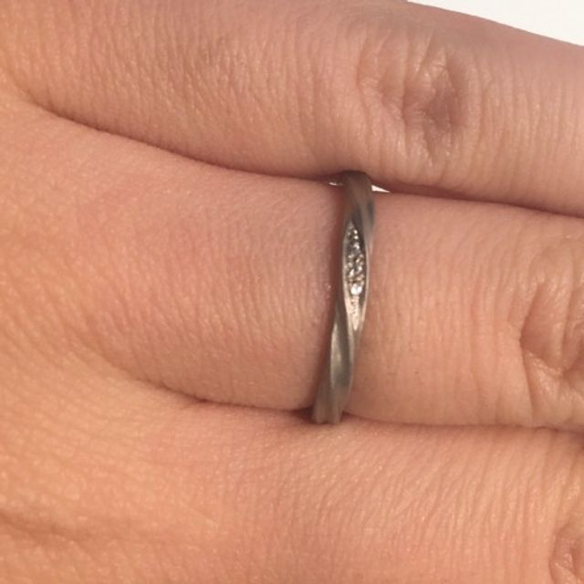 【YUKA HOJO(ユカホウジョウ)の口コミ】 比較的細めのデザインであり、金属の質感が上品で気に入りました。デザイ…