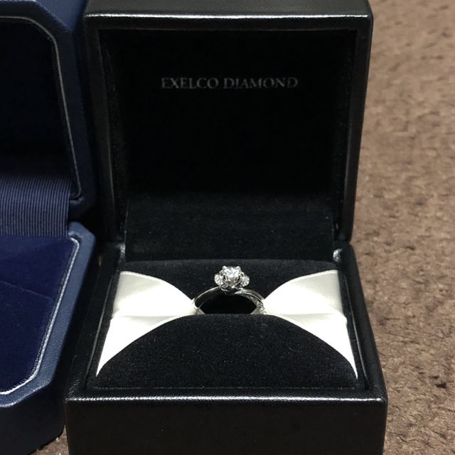 【エクセルコダイヤモンド(EXELCO DIAMOND)の口コミ】 デザインとダイヤモンドの輝きがきれいで魅力的だったところです。上から…