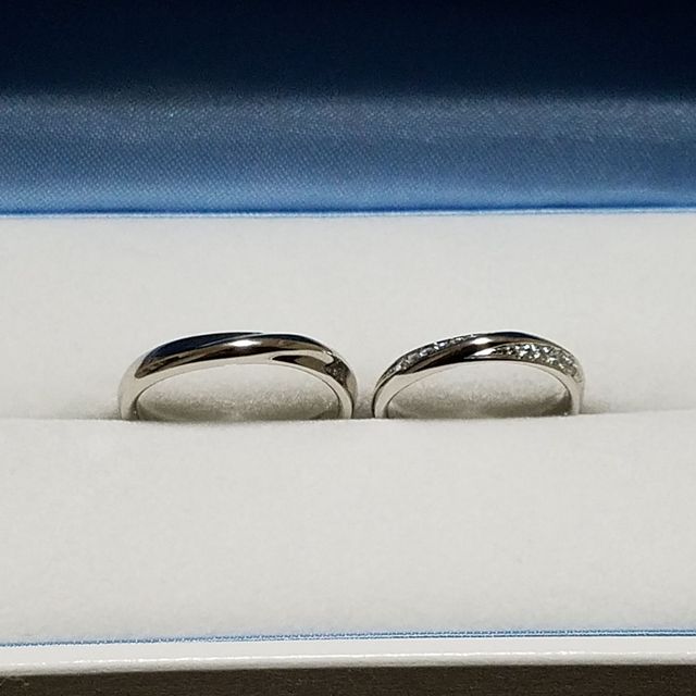 【GALA JEWELRY(ガラジュエリー)の口コミ】 デザインが決め手で女性用はメレダイヤがあしらわれている上品なデザイン…