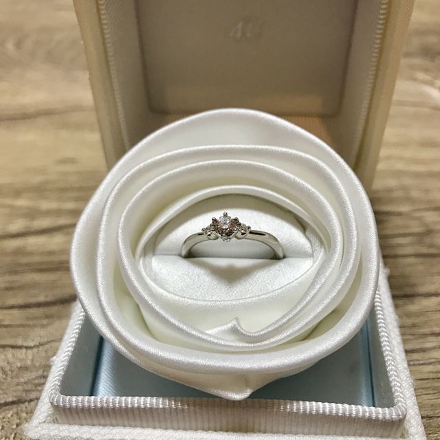 【4℃ BRIDAL(ヨンドシーブライダル)の口コミ】 華奢で可愛いらしいデザインが気に入りました。V字のラインが女性らしくて…