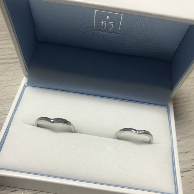 【GALA JEWELRY(ガラジュエリー)の口コミ】 　シンプルで飽きのこなさそうなデザインで、V字の状の形のリングが太すぎ…