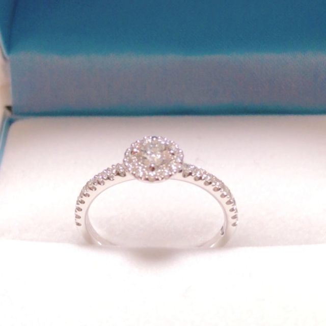 【GALA JEWELRY(ガラジュエリー)の口コミ】 誕生日に合わせて0.31カラットのダイヤモンドを使えたこと。カラットやカ…