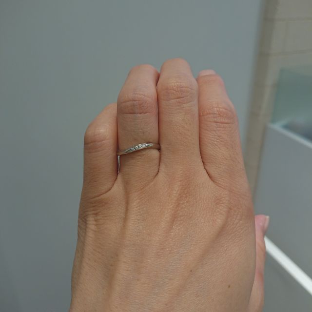 【CUKE(クーキ)の口コミ】 ウェーブのラインがきれいな指輪です。着けていて違和感なく、指をきれい…