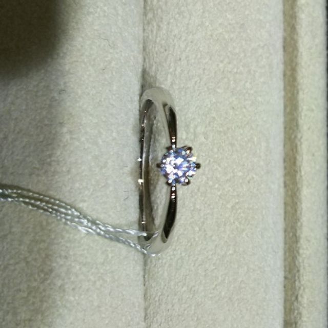 【TRECENTI(トレセンテ)の口コミ】 シンプルなデザインですが、中央のダイヤモンドのキラキラとした輝きが一…