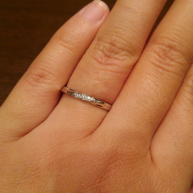 【4℃ BRIDAL(ヨンドシーブライダル)の口コミ】 元々指輪をしない二人だったので、デザインよりもつけ心地を重視したので…