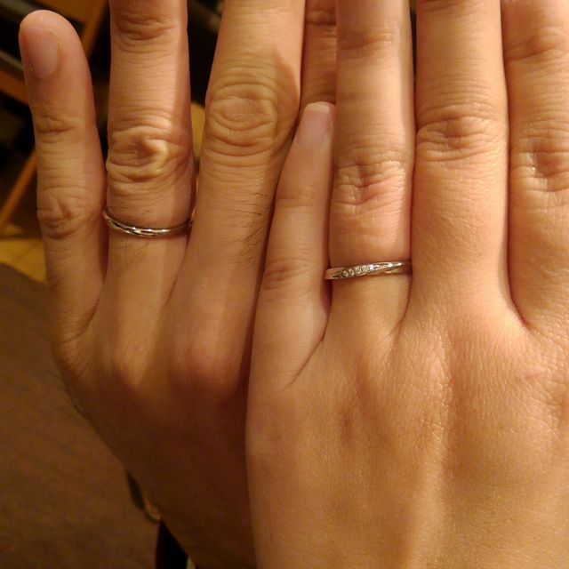 【4℃ BRIDAL(ヨンドシーブライダル)の口コミ】 元々指輪をしない二人だったので、デザインよりもつけ心地を重視したので…