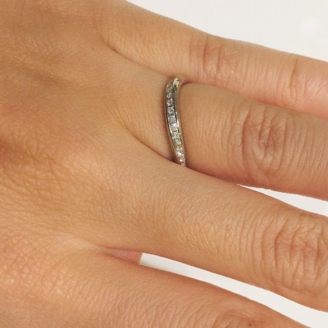 【4℃ BRIDAL(ヨンドシーブライダル)の口コミ】 比較的シンプルなデザインですが、ダイヤモンドの付き方が個性的で可愛ら…