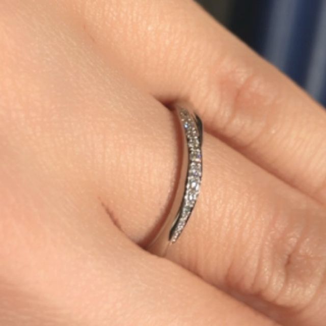 【銀座ダイヤモンドシライシの口コミ】 ダイヤモンドのキラキラとした輝きが印象的なリングであり、内側は丸みを…