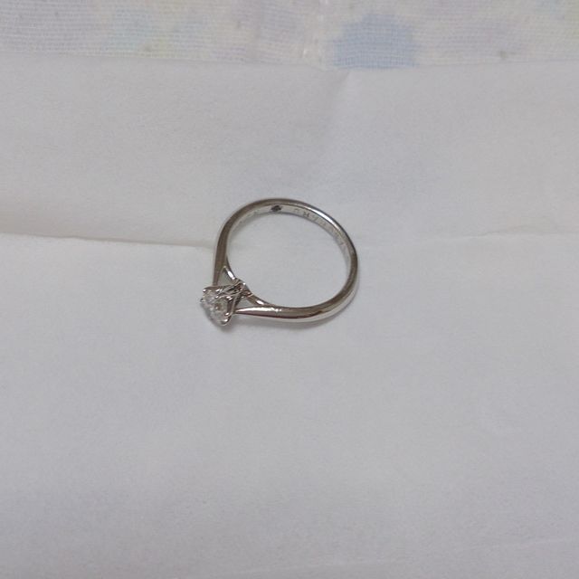 【銀座ダイヤモンドシライシの口コミ】 ダイヤモンドの輝きが青く、とても美しかったところです。10種類以上ダイ…