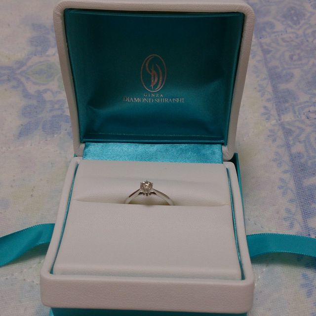 【銀座ダイヤモンドシライシの口コミ】 ダイヤモンドの輝きが青く、とても美しかったところです。10種類以上ダイ…