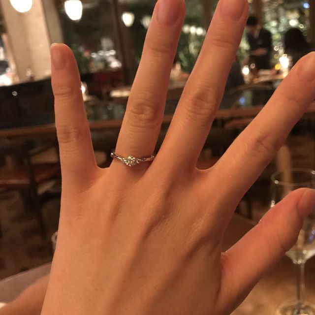 【アイプリモ(I-PRIMO)の口コミ】 真ん中に大きいダイヤ、脇に小さいダイヤがついているデザインで見た瞬間…