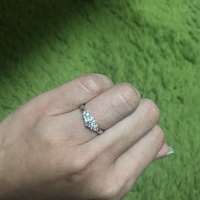 【GALA JEWELRY(ガラジュエリー)の口コミ】 両側にメレダイヤが3石ずつ入っているようなデザインはなかなかハイブラン…