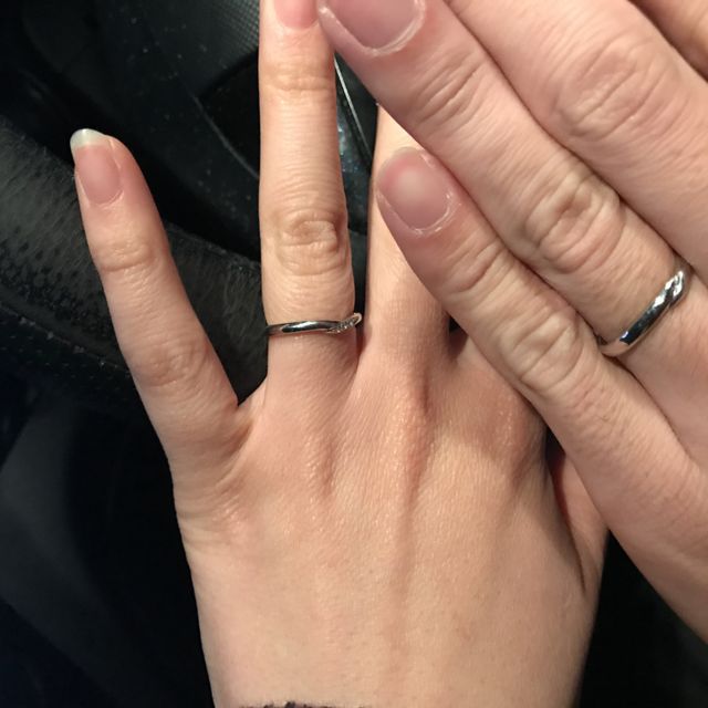 【アイプリモ(I-PRIMO)の口コミ】 婚約指輪との組み合わせがかわいいので選びました。さりげなくダイヤが並…