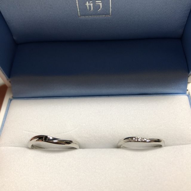 【GALA JEWELRY(ガラジュエリー)の口コミ】 まず、リングの形がウェーブ状になっているので、太くて短い私の指でもス…