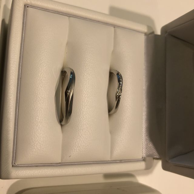 【CAFERING(カフェリング)の口コミ】 カフェリングのリングは、内甲丸になっており、さらに隣の指と接する面は…