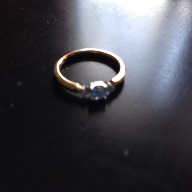 【PORTADA(ポルターダ)の口コミ】 まず、デザインが私好みで素敵です！ダイヤとリングの接続部分が、丸みを…