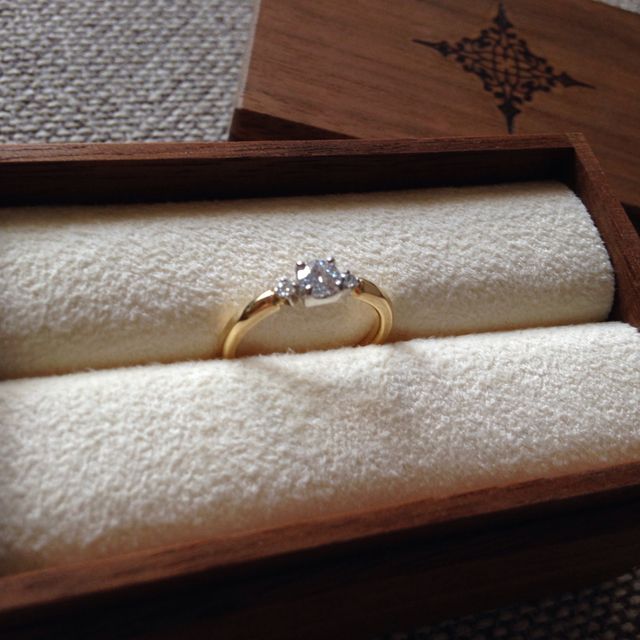 【PORTADA(ポルターダ)の口コミ】 まず、デザインが私好みで素敵です！ダイヤとリングの接続部分が、丸みを…