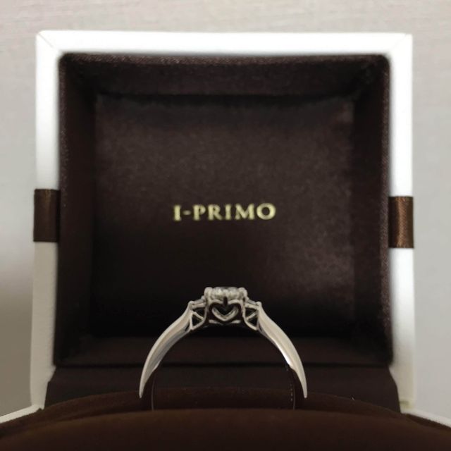 【アイプリモ(I-PRIMO)の口コミ】 側面のハートがとてもかわいいリングです。
正面からはシンプルなのでかわ…