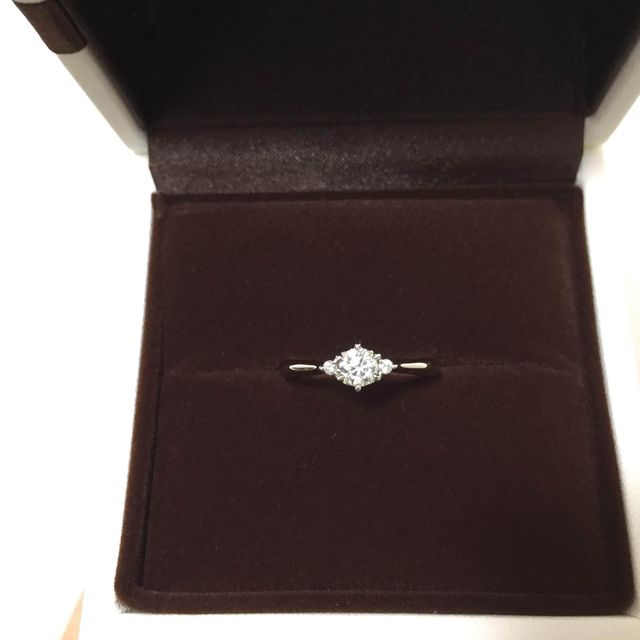 【アイプリモ(I-PRIMO)の口コミ】 側面のハートがとてもかわいいリングです。
正面からはシンプルなのでかわ…