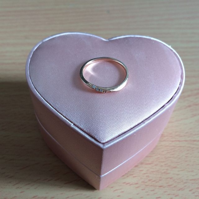 【THE KISS(ザ・キッス)の口コミ】 女性らしいピンクゴールドにダイアモンドが主張しすぎない感じがよかった…